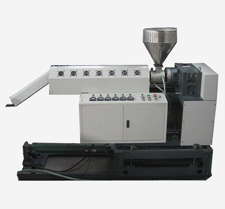 Centre joint plastic extruder